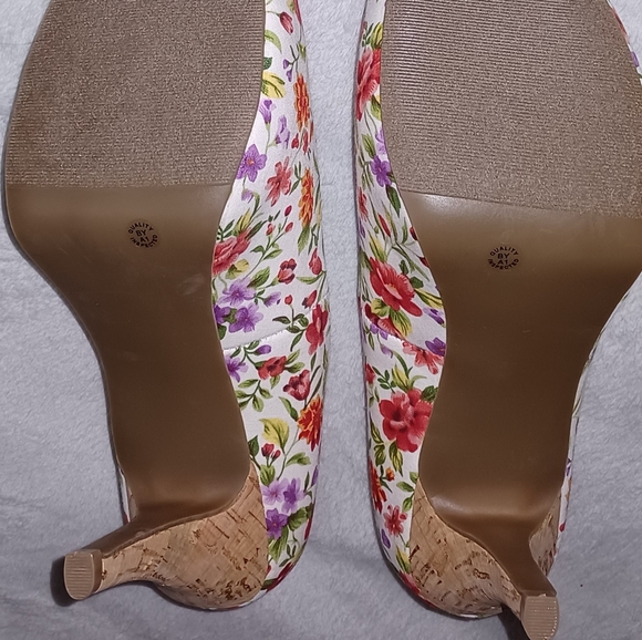 Liz Claiborne heels - Picture 9 of 12